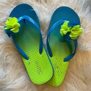 Flip flops with a flowing the toe strap